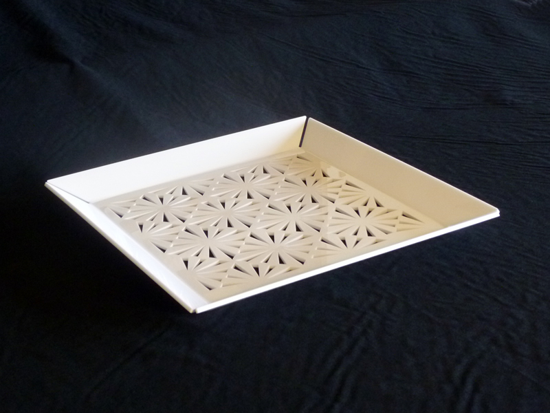 vassoio in plexiglass bianco con intaglio decoro